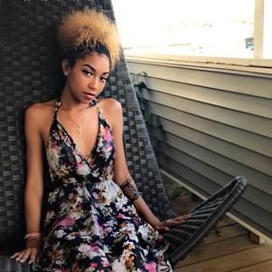 Meet your Posher, Tia